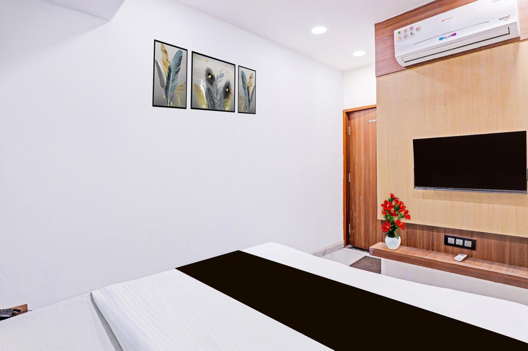 Super Hotel O Althan Formerly Hotel Niraant 수라트 외부 사진