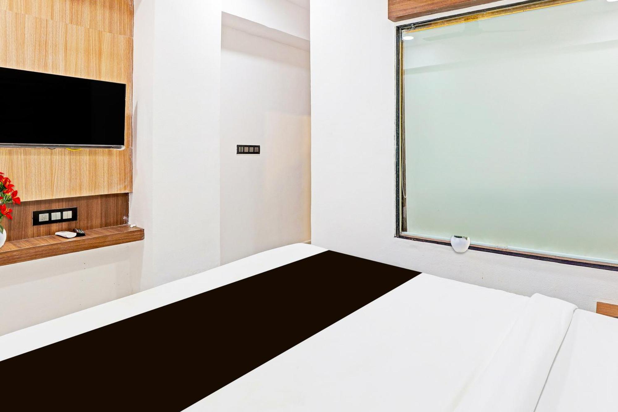 Super Hotel O Althan Formerly Hotel Niraant 수라트 외부 사진